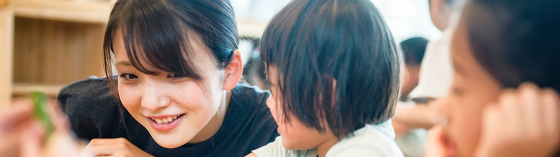 笑顔で子どもと関わる保育士