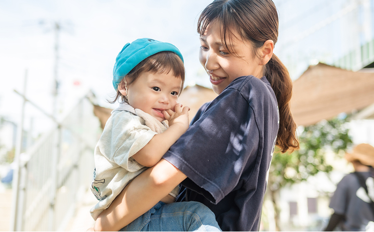 積み木で遊ぶ子どもと保育士