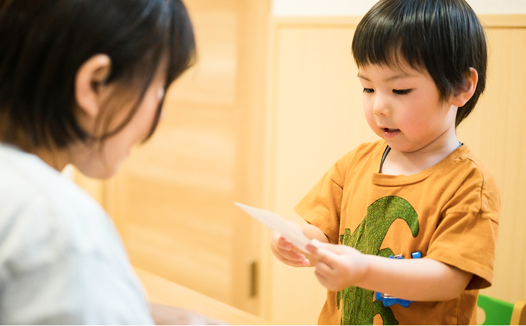 笑顔で話す支援スタッフと子ども