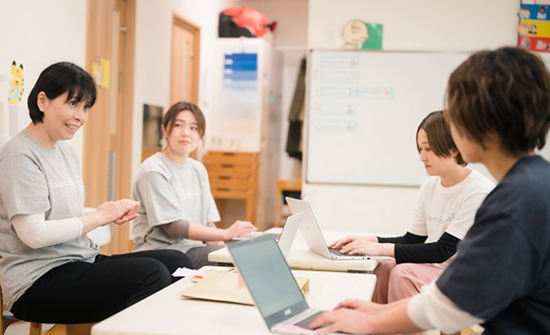 保育スタッフが会話している様子