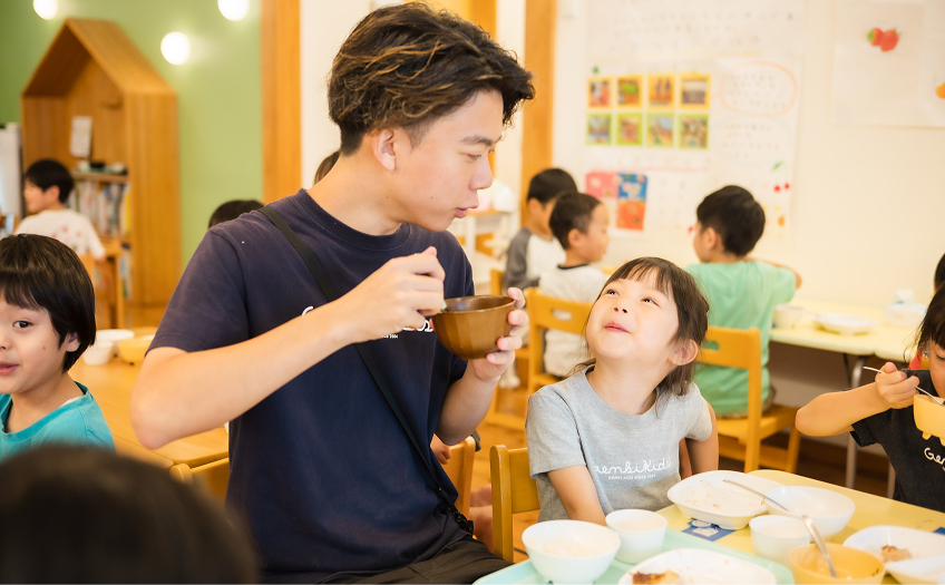 給食や午睡の補助